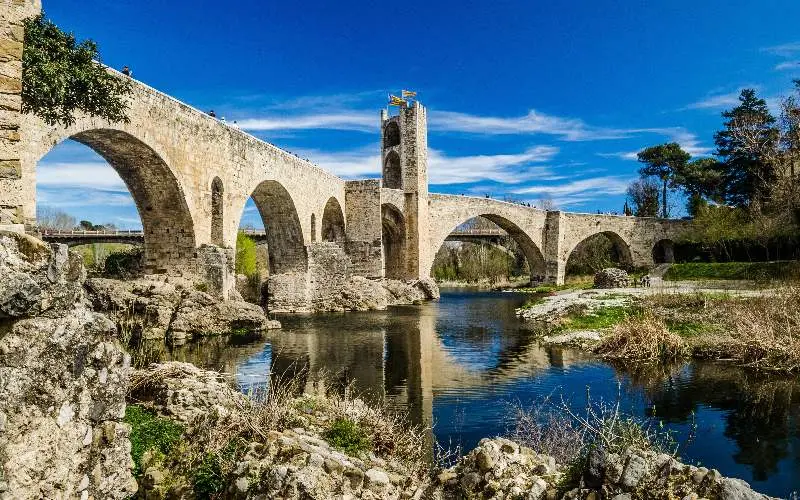 Puente medieval de Besal&uacute;. | Shutterstock