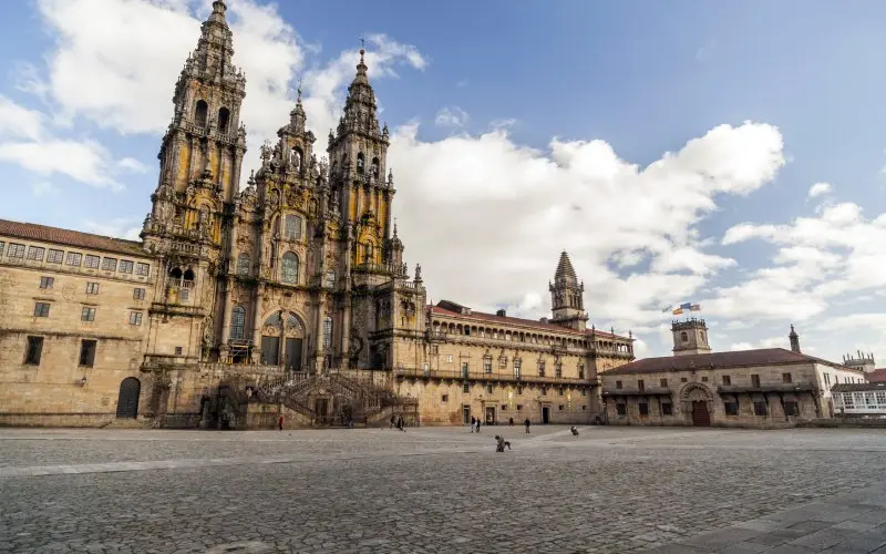 Plaza del Obradoiro y Catedral de Santiago. | Shutterstock