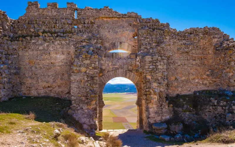 Vista interior de la doble luz de la puerta califal del castillo de Gorrmaz. | Shutterstock