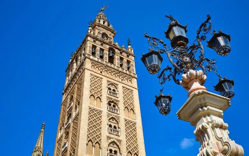 La Giralda de Sevilla desde la Plaza Virgen de los Reyes. | Shutterstock