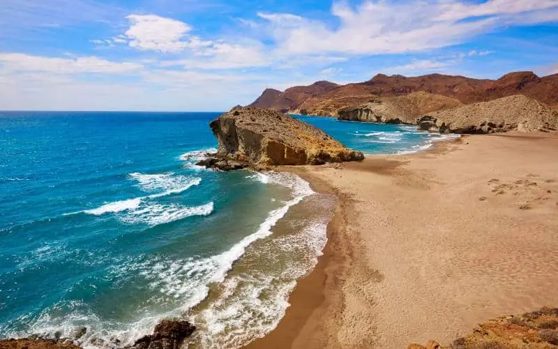 Playa del M&oacute;nsul en Parque Natural Cabo de Gata-N&iacute;jar | Shutterstock