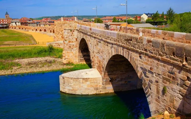Puente de &Oacute;rbigo. | Shutterstock
