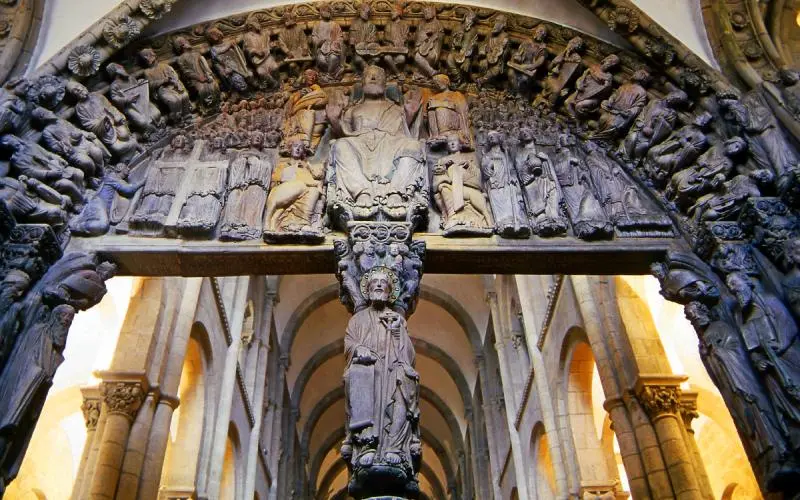 T&iacute;mpano del p&oacute;rtico de la gloria. catedral de Santiago de Compostela. | Shutterstock