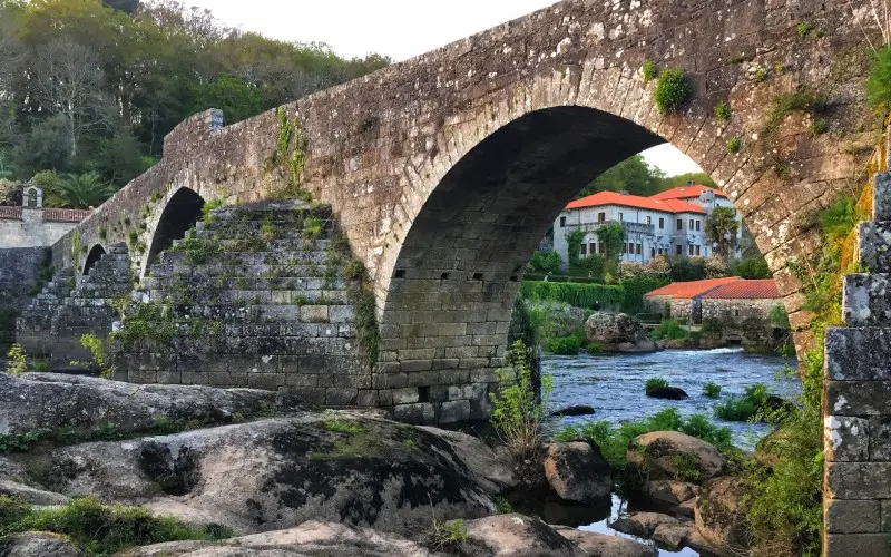 Ponte Maceira a trav&eacute;s del puente. | Shutterstock
