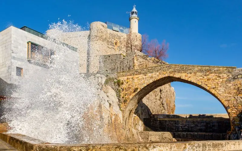 Puente medieval de Castro Urdiales. | Shutterstock