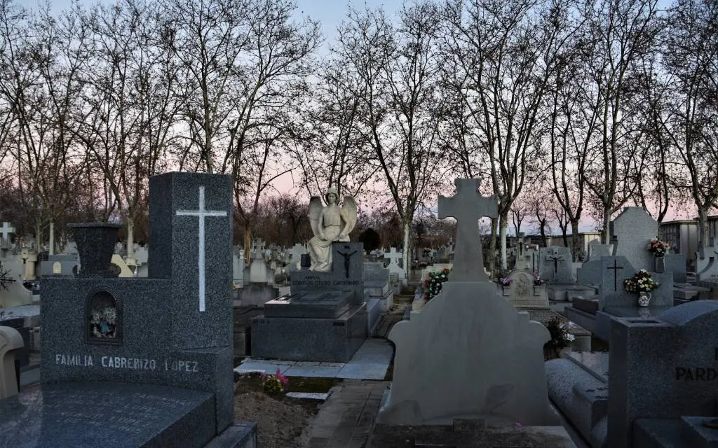Atardece en el cementerio. | Eva Gruss