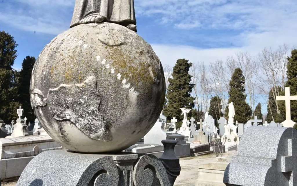 Una escultura del cementerio. | Eva Gruss