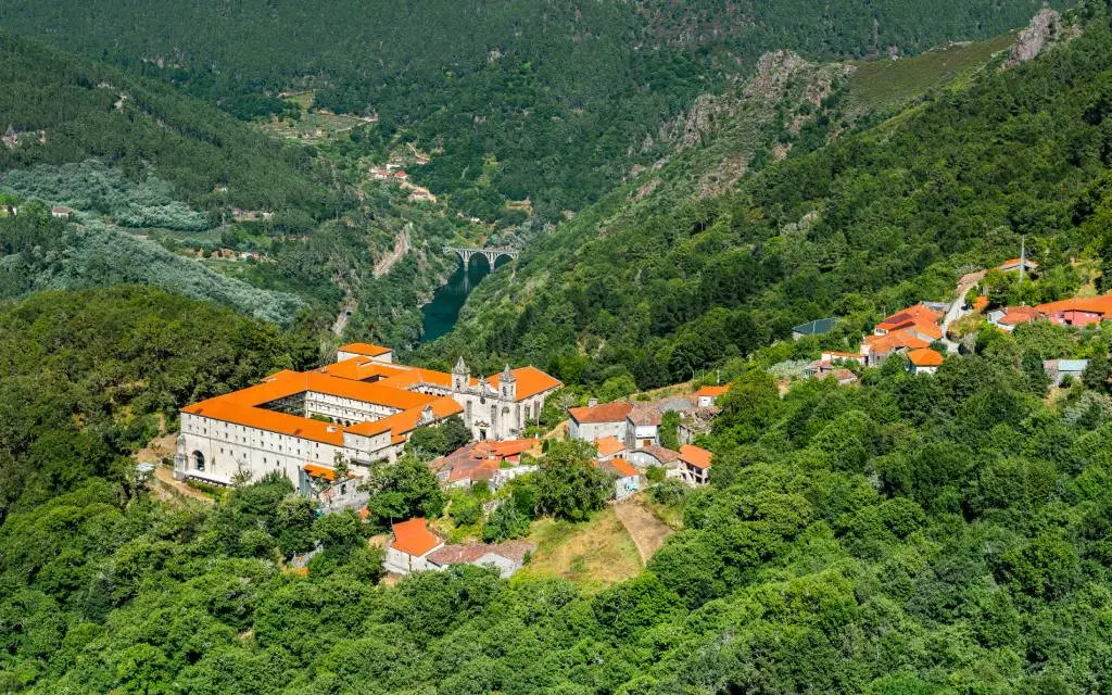 Monasterio y pueblo de Santo Estevo, en la provincia de Ourense. | Shutterstock