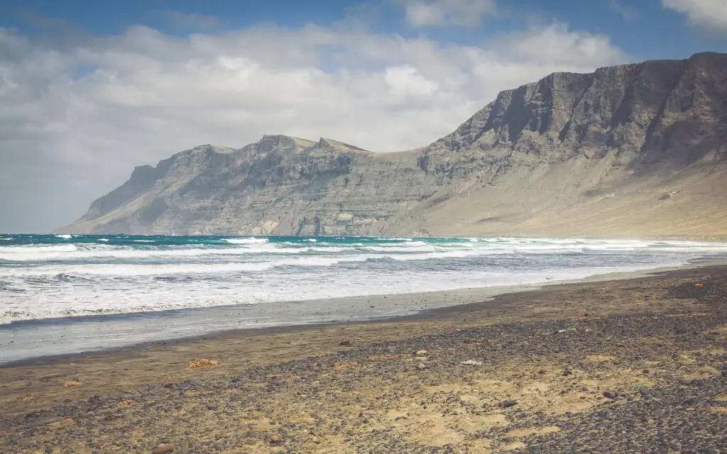 Playa de Famara. | Shutterstock
