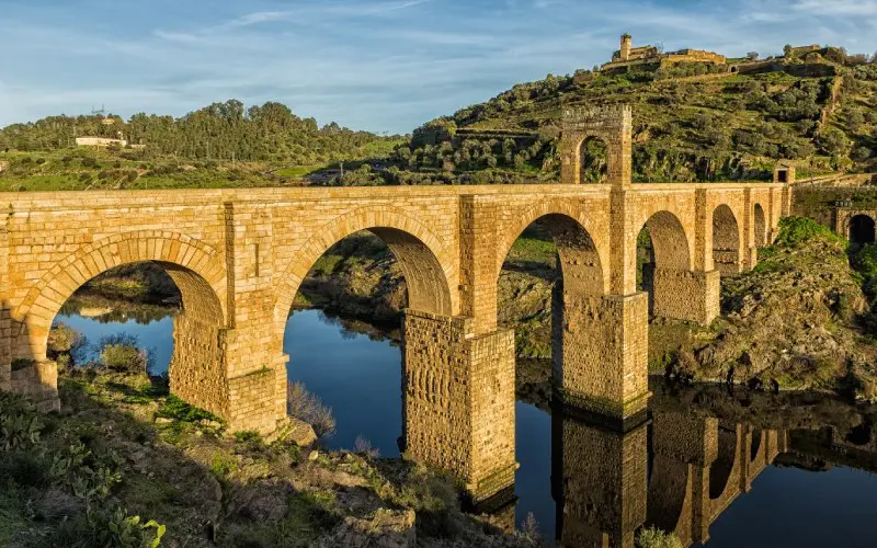 El puente romano de Alc&aacute;ntara. | Shutterstock