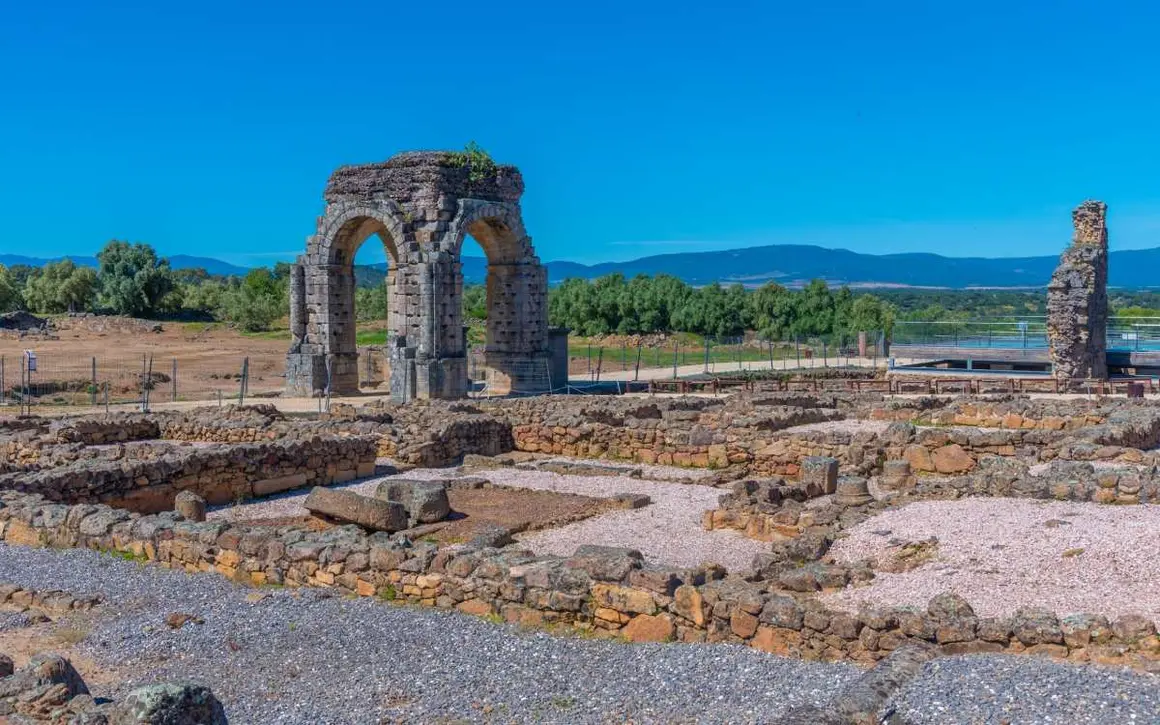Ruinas de la villa romana de C&aacute;parra. | Shutterstock