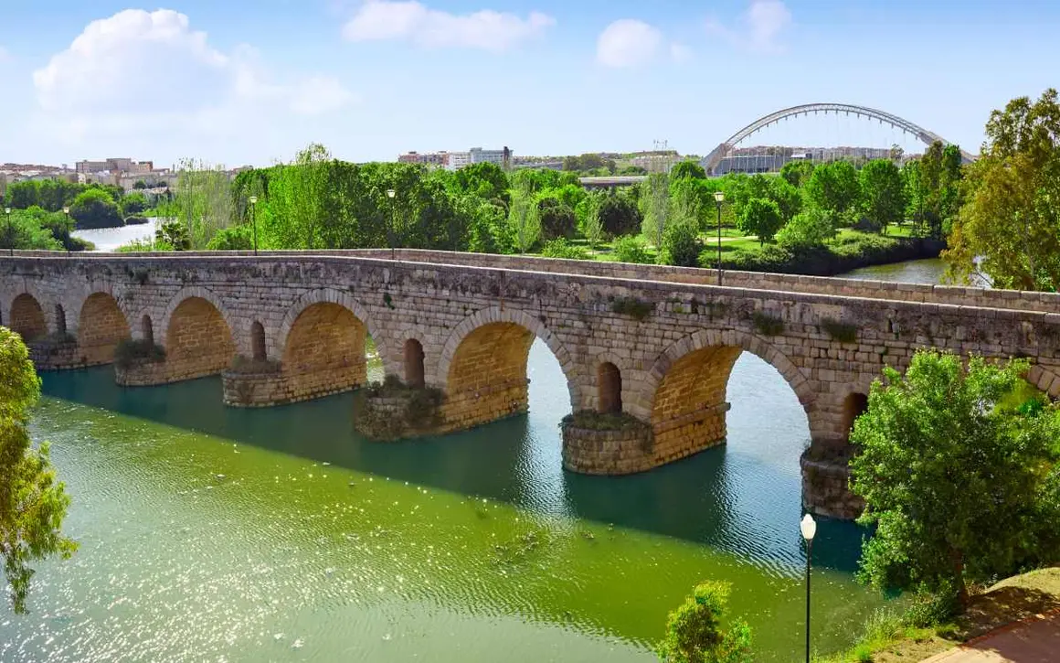 Puente romano en M&eacute;rida. | Shutterstock