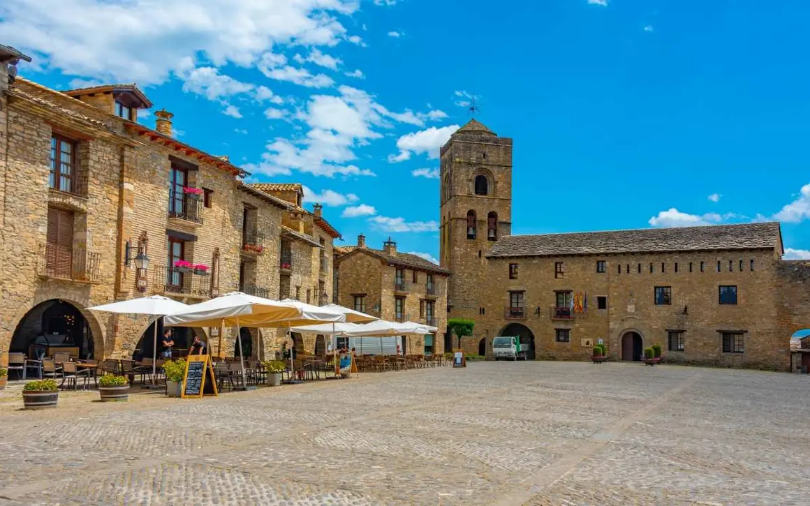 Plaza de Mayor de A&iacute;nsa. | Shutterstock