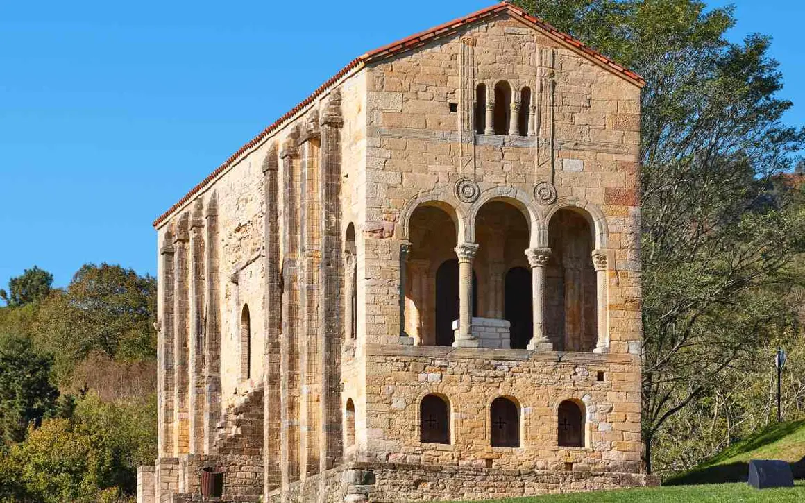 Santa Mar&iacute;a del Naranco. | Shutterstock