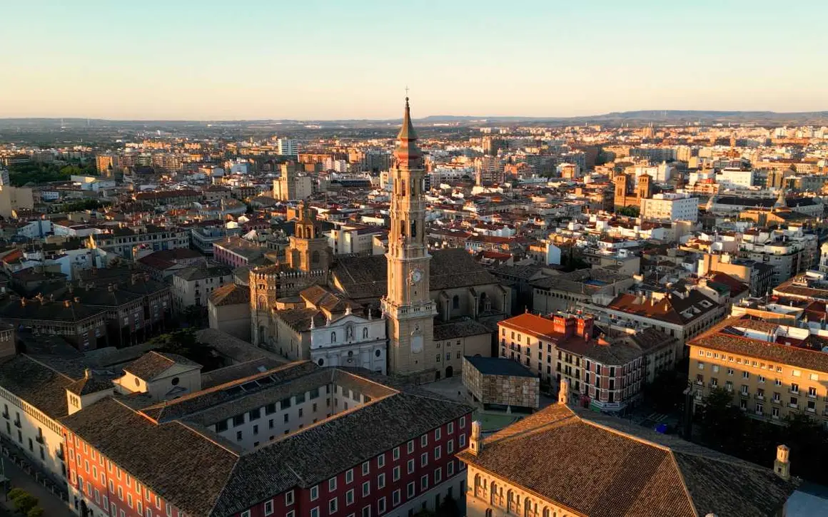 2. La Seo del Salvador, compendio art&iacute;stico
Zaragoza es de esas pocas ciudades con dos catedrales, y la del Salvador es la m&aacute;s antigua. Levantada en lo que fue el foro de la romana Caesaraugusta, este punto tambi&eacute;n acogi&oacute; la mezquita mayor, y algo del minarete se intuye en la torre. La mezcla de culturas y estilos se fusiona con una armon&iacute;a admirable: encontramos partes rom&aacute;nicas, g&oacute;ticas, mud&eacute;jares, renacentistas y barrocas.
Adem&aacute;s de un templo cat&oacute;lico, se puede decir que la Seo es un santuario del tiempo, un refugio donde respirar arte y espiritualidad. A ello ayuda el ambiente que crea la luz al cruzar los vitrales, iluminando altares y retablos. Menci&oacute;n especial merece el museo de tapices, alojado en el antiguo archivo, y uno de los m&aacute;s destacados del mundo.