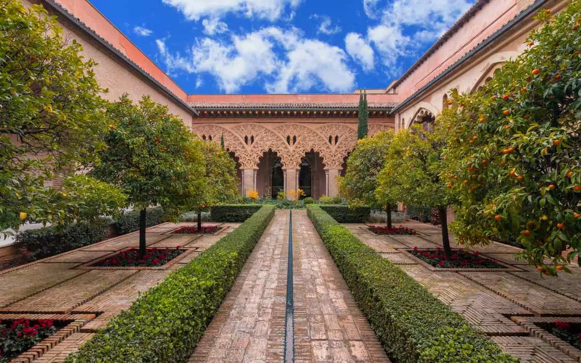 3. El Palacio de la Aljafer&iacute;a, una verdadera joya
Zaragoza tiene un lugar donde el tiempo parece haberse detenido. Un castillo que invita a so&ntilde;ar y a recordar historias de la antigua Al-&Aacute;ndalus. El palacio de la Aljafer&iacute;a se alza como un recuerdo de la opulencia y el esplendor de la antigua cultura isl&aacute;mica. Construido en el siglo XI por el rey Al-Muqt&aacute;dir, el palacio era una residencia de recreo, Qasr al-Surur, o &laquo;palacio de la alegr&iacute;a&raquo;, y basta con cruzar sus puertas para entender el porqu&eacute; del nombre. 
El Patio de Santa Isabel, rodeado de admirables arquer&iacute;as y esbeltas columnas, es un oasis de paz. Las filigranas geom&eacute;tricas y vegetales crean juegos de luz y sombra que hacen de todo el espacio un rinc&oacute;n m&aacute;gico. O el Sal&oacute;n Dorado, una representaci&oacute;n del universo, flanqueado por p&oacute;rticos de arcos polilobulados que nos dejan boquiabiertos.