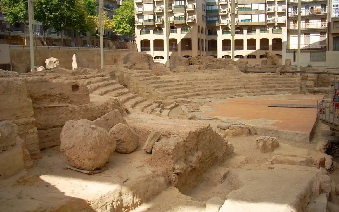 6. La vieja Caesaraugusta
En el siglo I a. C., el emperador Augusto fund&oacute; la ciudad, sobre otra ibera a&uacute;n m&aacute;s antigua, llamada Salduie. La antigua colonia romana de Caesaraugusta coincide con el actual casco antiguo, y sus numerosos restos son una de las mejores cosas que ver en Zaragoza ciudad hoy d&iacute;a. La mayor&iacute;a se ha preservado en forma de museos, como el que muestra el foro, el puerto fluvial, las termas o el teatro.
Explorar estos restos es como desenterrar los susurros de una civilizaci&oacute;n que a&uacute;n palpita bajo la piel de la ciudad moderna. Cada piedra, cada fragmento y cada estructura preservada nos cuenta historias de una ciudad que se mantuvo boyante durante el Bajo Imperio. El foro de Tiberio, con lados de m&aacute;s de 50 metros, corresponde a grandes rasgos con la actual Plaza del Pilar, la plaza peatonal m&aacute;s grande de la Uni&oacute;n Europea, como prueba de que la grandeza de Zaragoza sigue intacta 2000 a&ntilde;os despu&eacute;s.