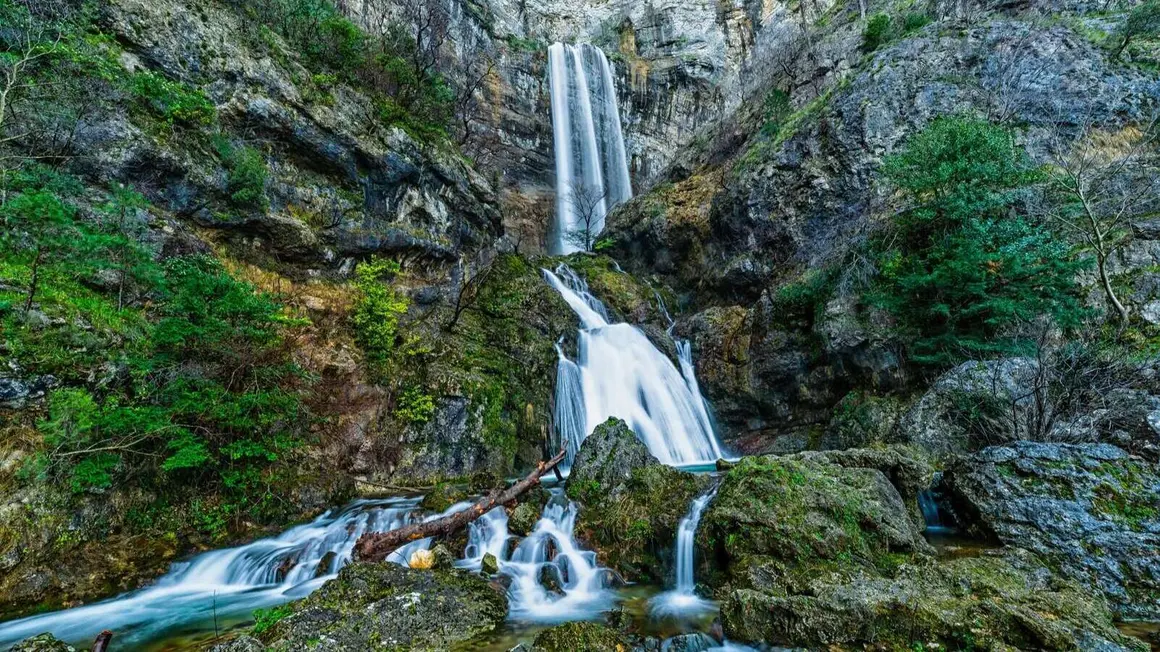 Chorros del r&iacute;o Mundo (Albacete). | Shutterstock