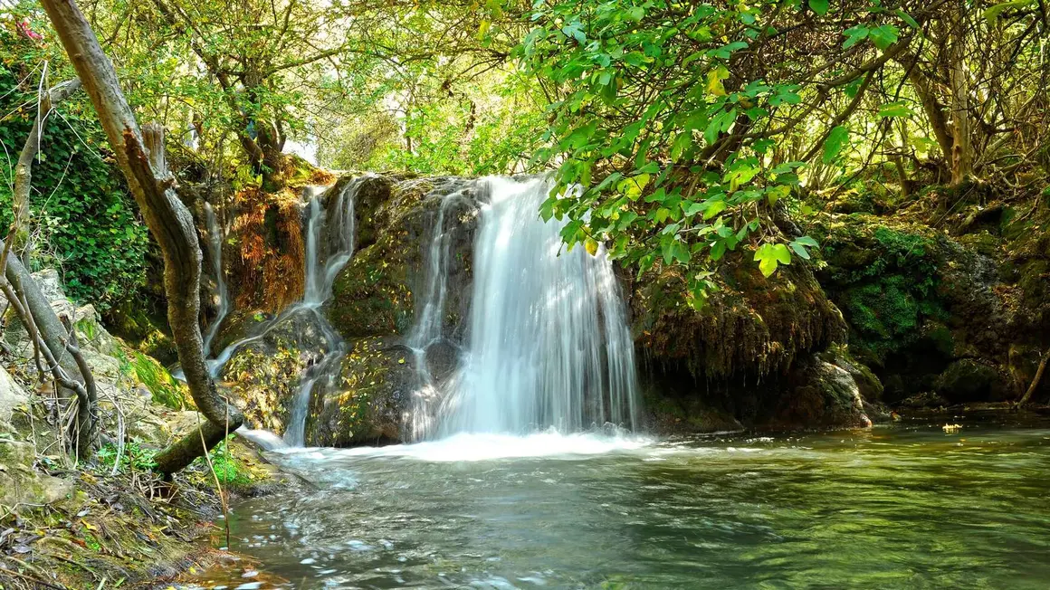 Cascadas del Hu&eacute;znar (Sevilla). | Shutterstock