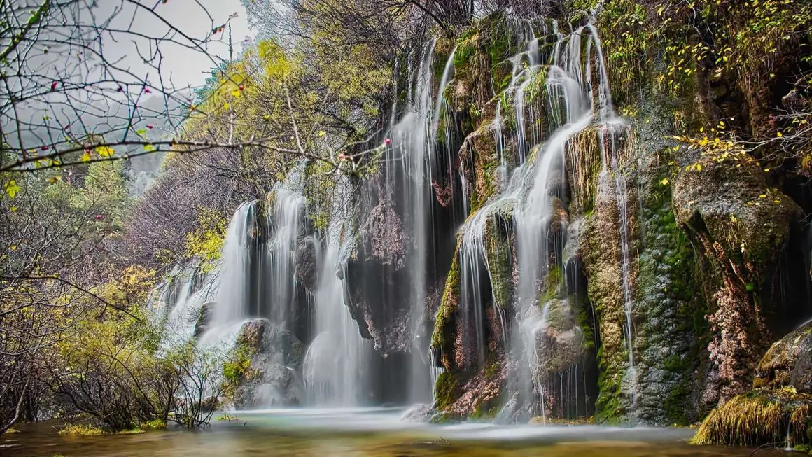 Nacimiento del r&iacute;o Cuervo (Cuenca). | Shutterstock
