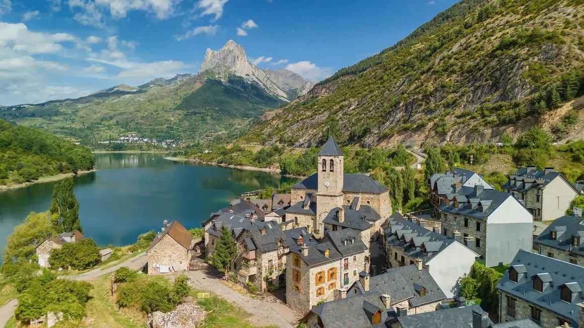 Lanuza. | Shutterstock