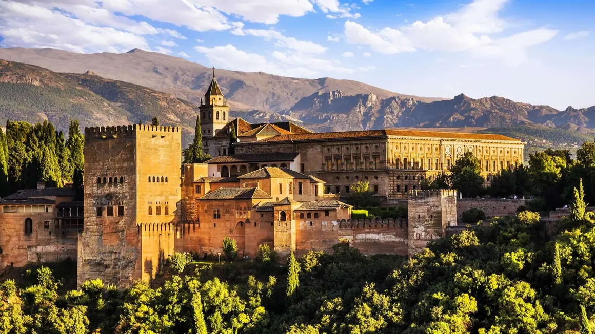 Alhambra (Granada). | Shutterstock