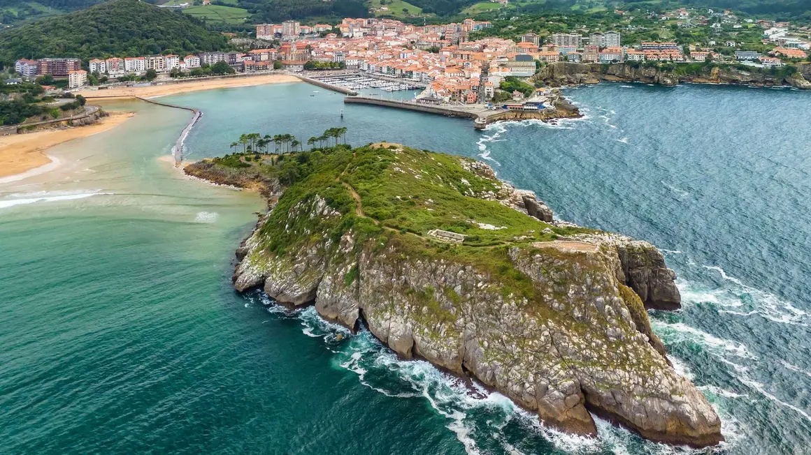 Isla de San Nicol&aacute;s (Vizcaya). | Dreamstime