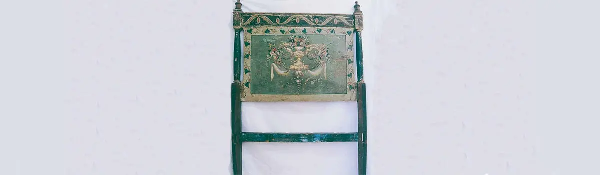 Silla artesana de madera.