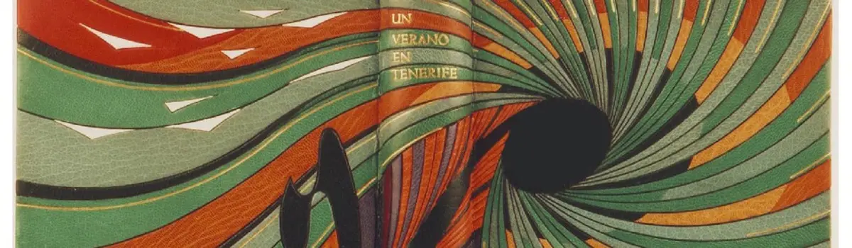 Libro con tapas de encuadernaci&oacute;n de dise&ntilde;o.