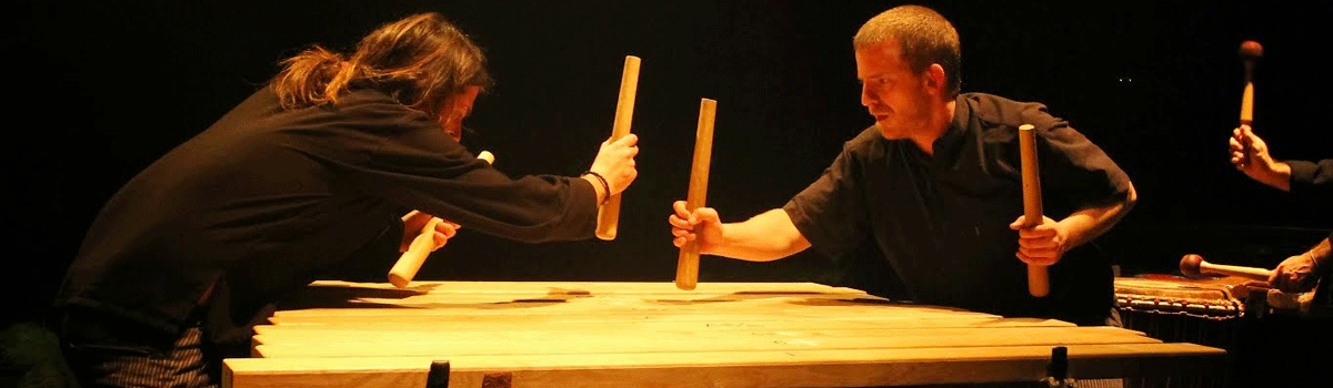 Dos personas tocando instrumentos musicales vascos.