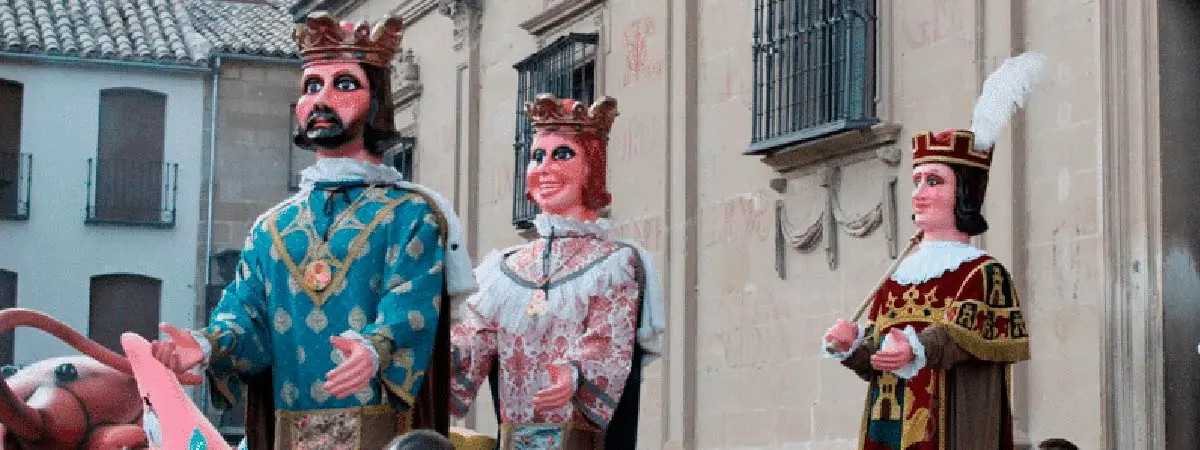 Gigantes-y-Cabezudos-Andalucia