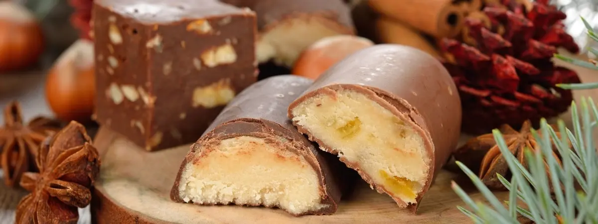 Bombones de mazap&aacute;n. | Shutterstock