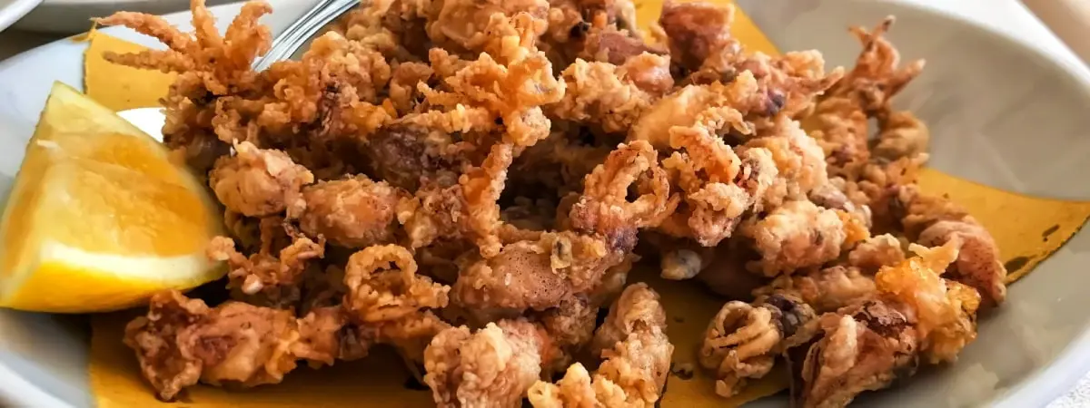 Plato de chopitos. | Shutterstock