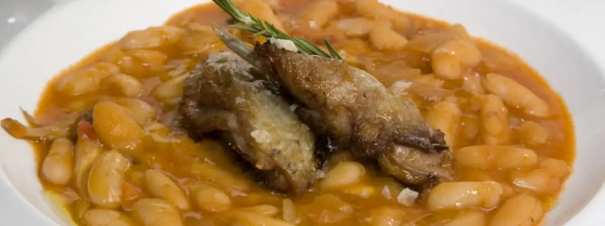 Plato de jud&iacute;as con liebre. | Shutterstock