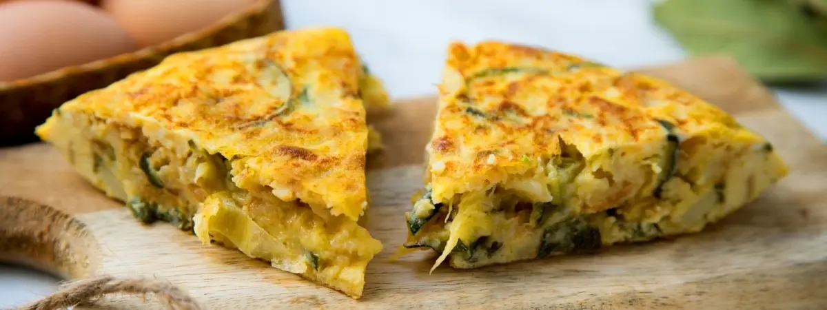 Plato de tortilla de calabac&iacute;n. | Shutterstock