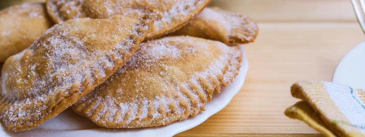 Plato de empanadillas dulces extreme&ntilde;as. | Shutterstock 