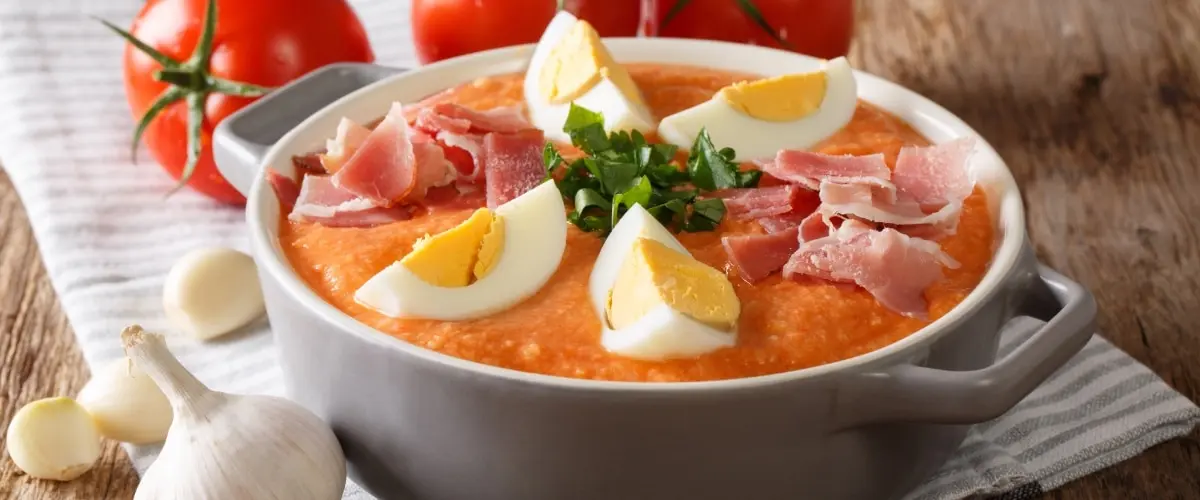 Plato de porra antequerana, una sopa fr&iacute;a ideal para el calor. | Shutterstock 