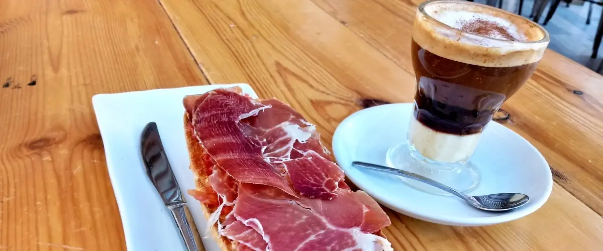 Desayuno cartagenero a base de caf&eacute; asi&aacute;tico y pan tumaca. | Shutterstock
