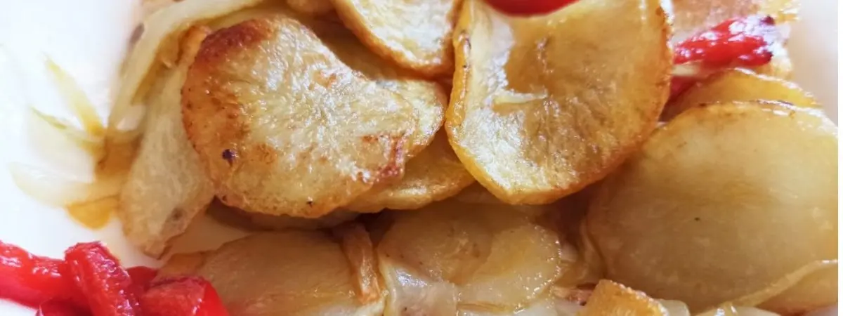 Plato de patatas a lo pobre. | Shutterstock