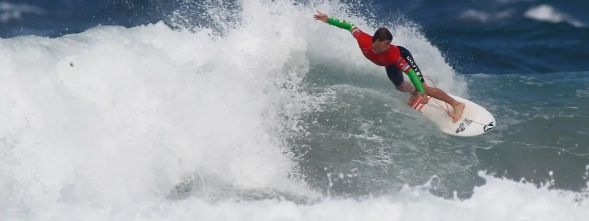 Surfero en la playa de Pant&iacute;n