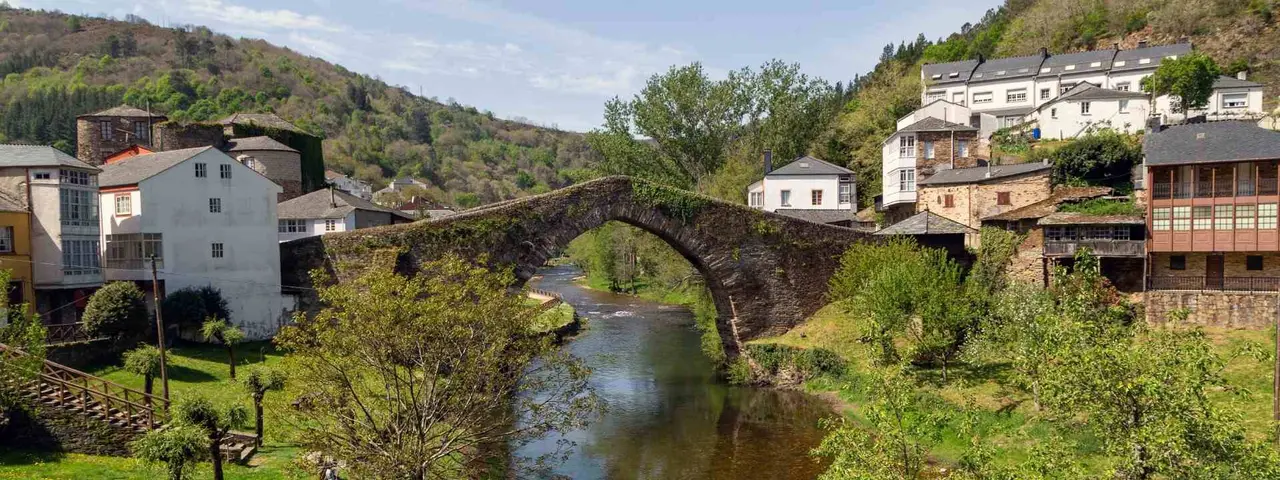 Old bridge of Navia de Suarna (14th century). Lugo, Galicia, Spain.