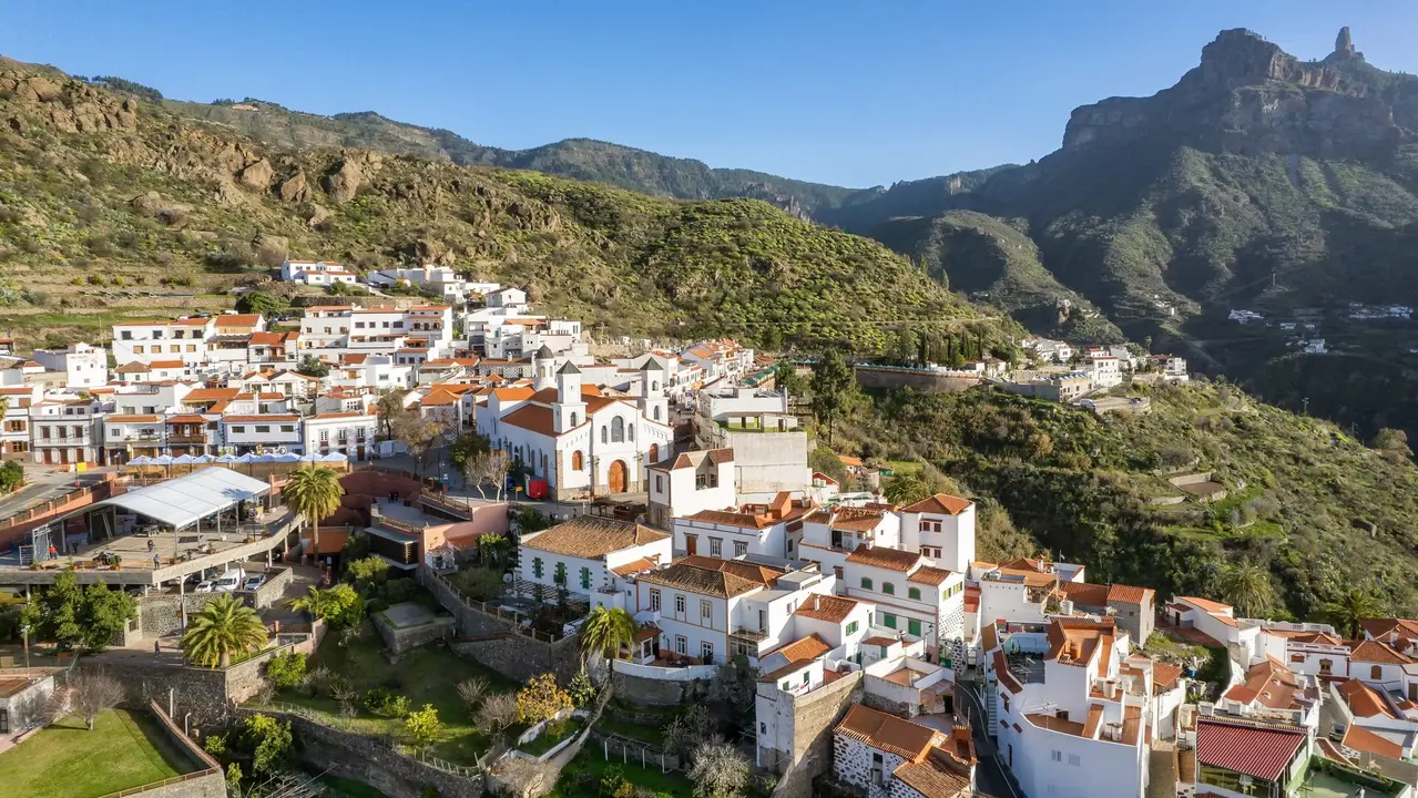 Tejeda con el Roque Nublo de fondo