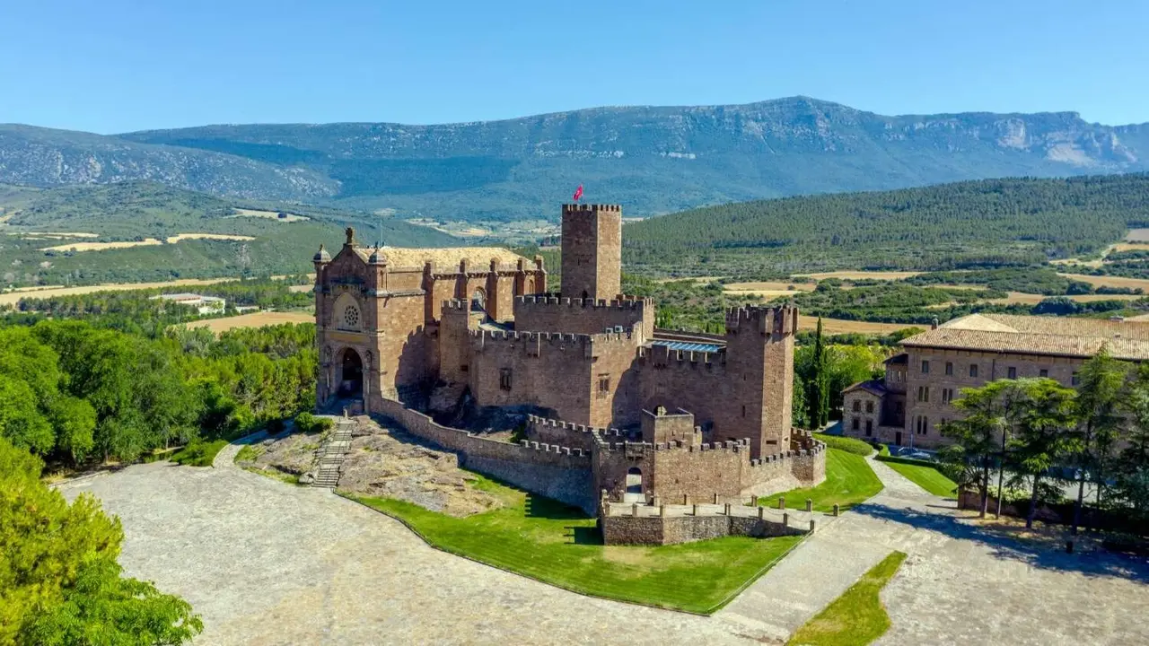 Vista a&eacute;rea del Castillo de Javier y su paisaje