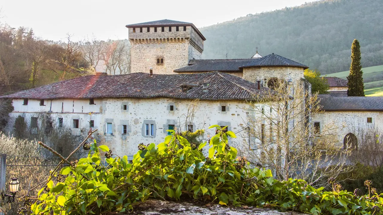 Los edificios de Quejana destacan sobre un bello lienzo natural