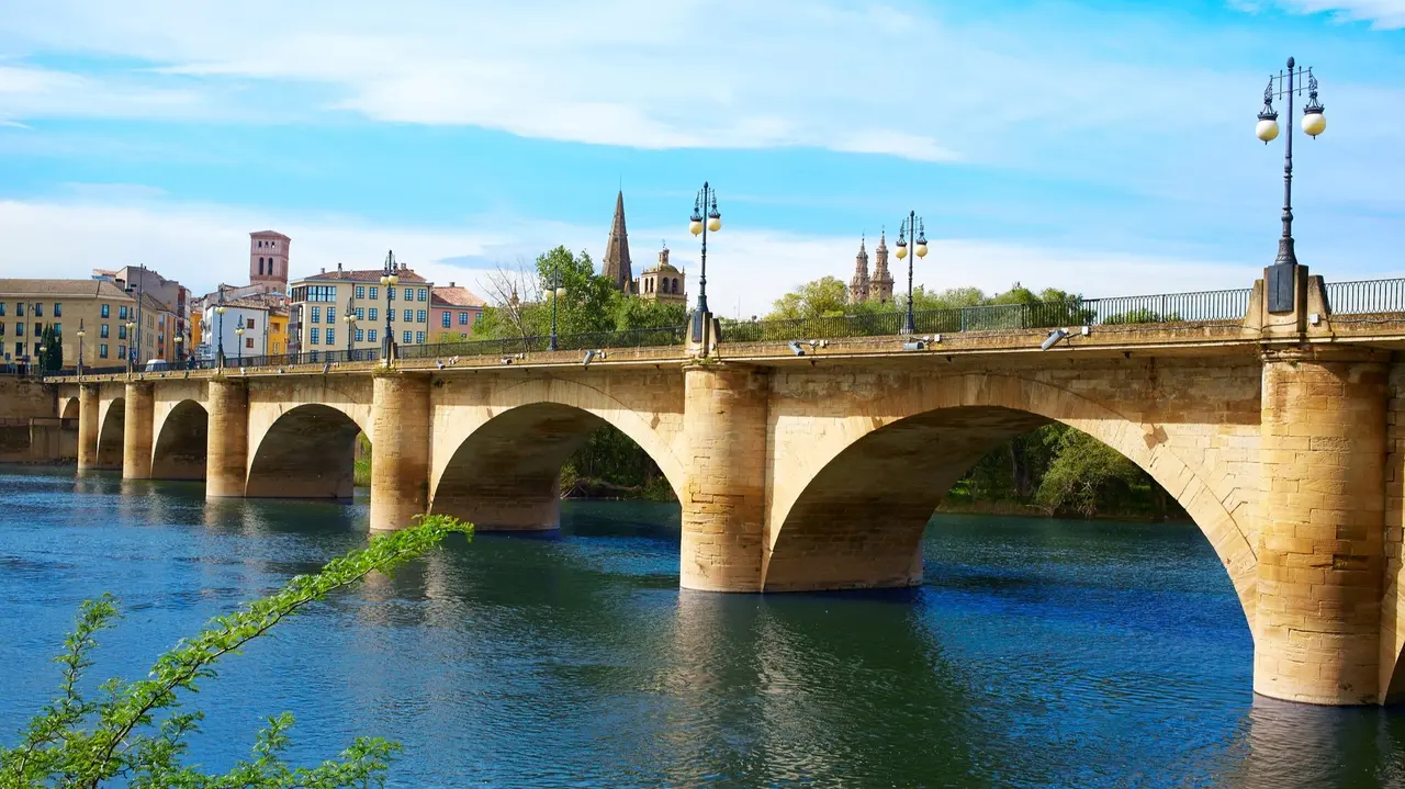 El Ebro cruzado por un puente en Logro&ntilde;o