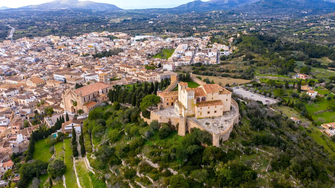 Vista a&eacute;rea de Art&aacute;, en Mallorca