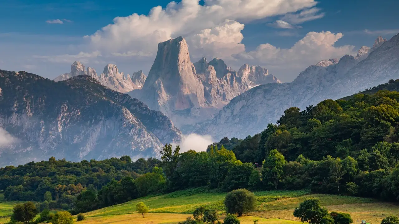 Paisaje de los Picos de Europa con el Naranjo de Bulnes al fondo