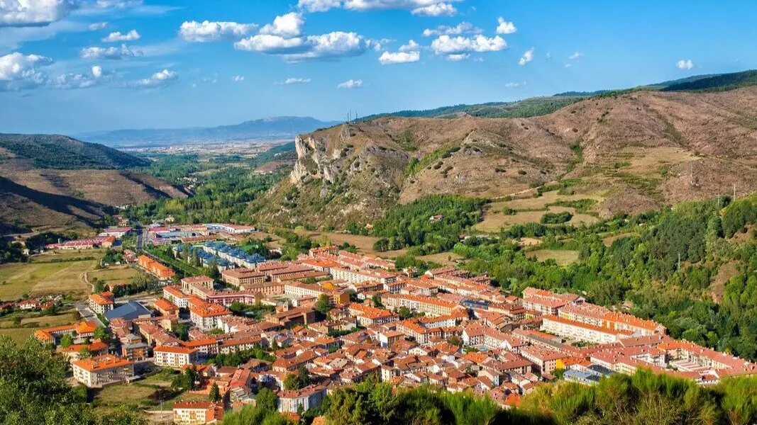 Vista a&eacute;rea de la villa de Ezcaray