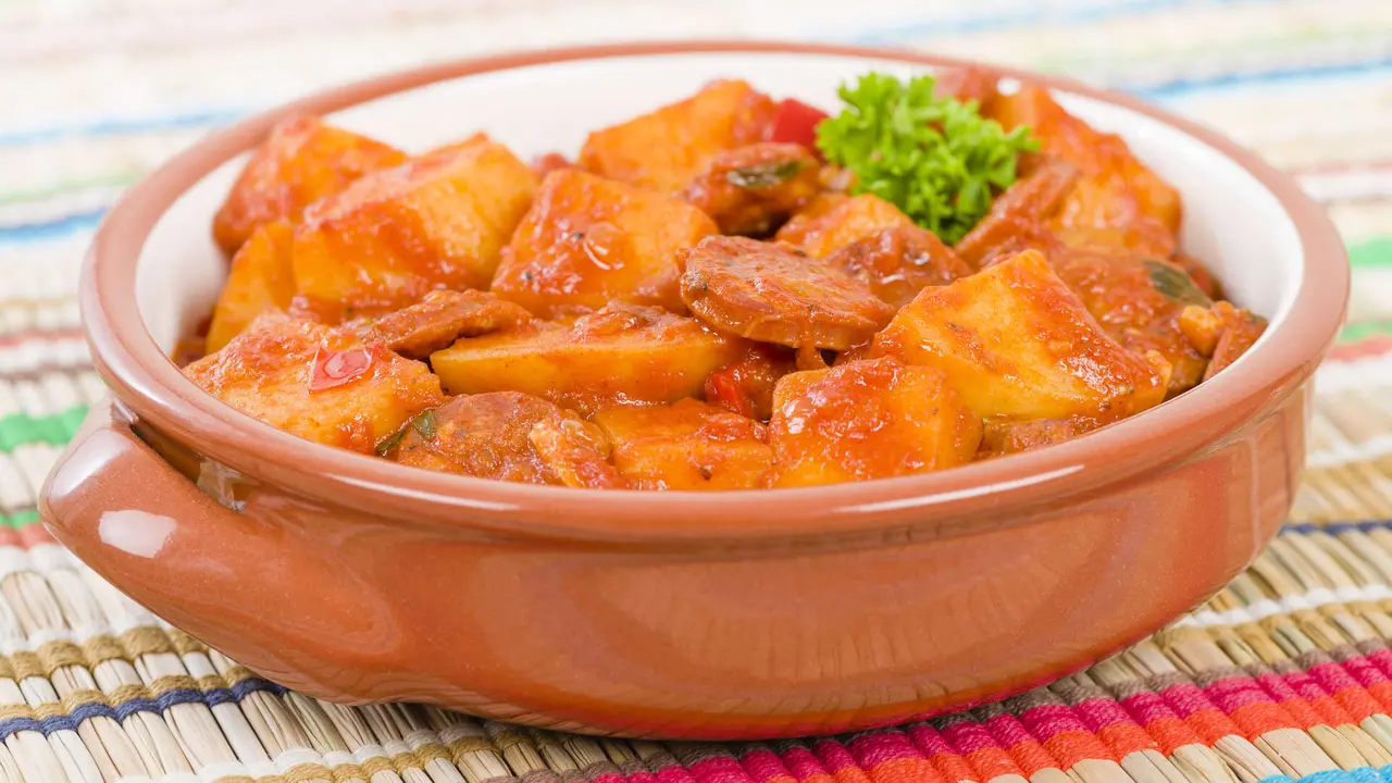Patatas a la riojana. | Shutterstock