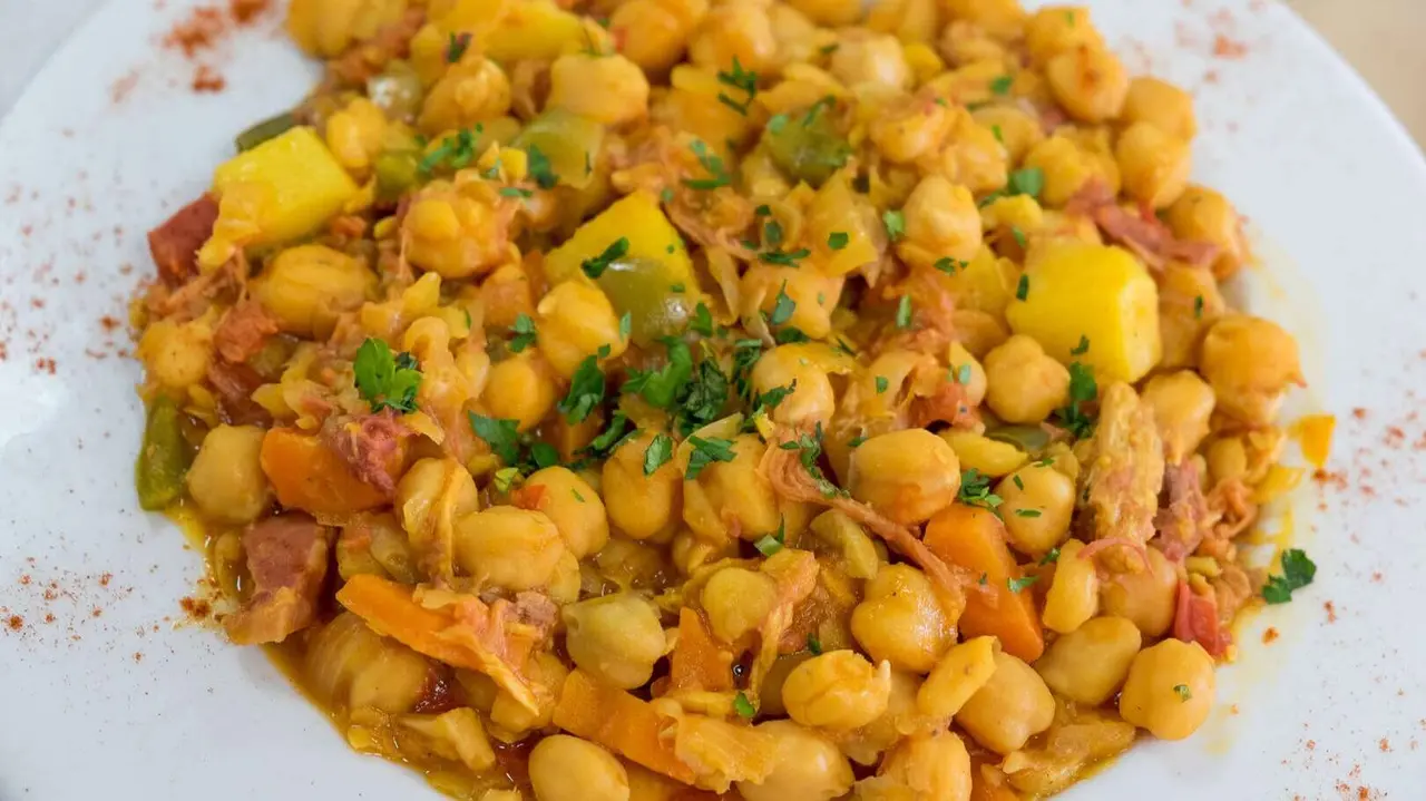 Un plato de ropa vieja canaria. | Shutterstock